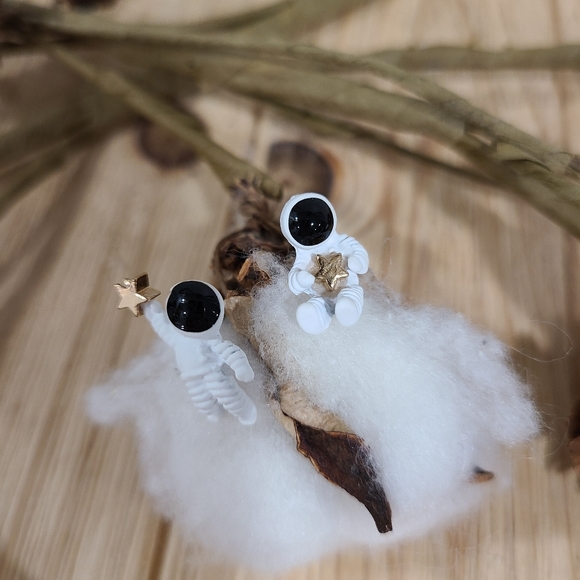 👩‍🚀🧑‍🚀NEW👩‍🚀🧑‍🚀DARLING!! Asymetrical Stud Astronaut Earrings👩‍🚀🧑‍🚀 - Picture 8 of 14